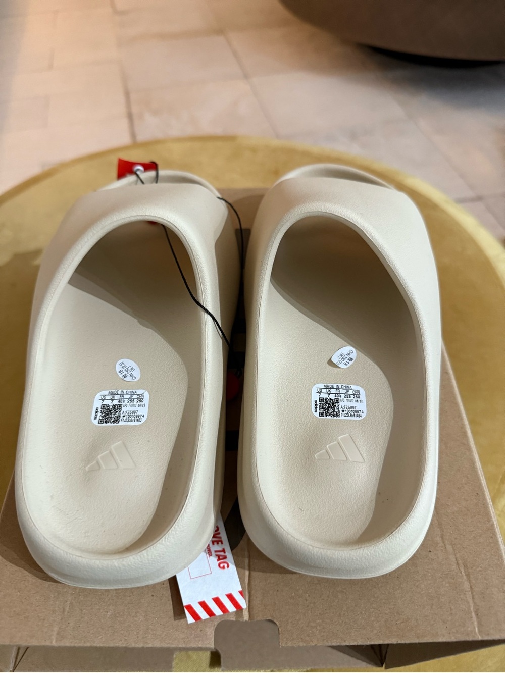 NWT Unisex Yeezy Slide Sandals in Bone - Picture 6 of 7